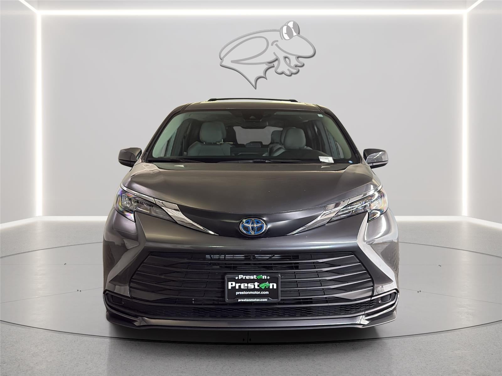 2025 Toyota Sienna LE 8-Passenger
