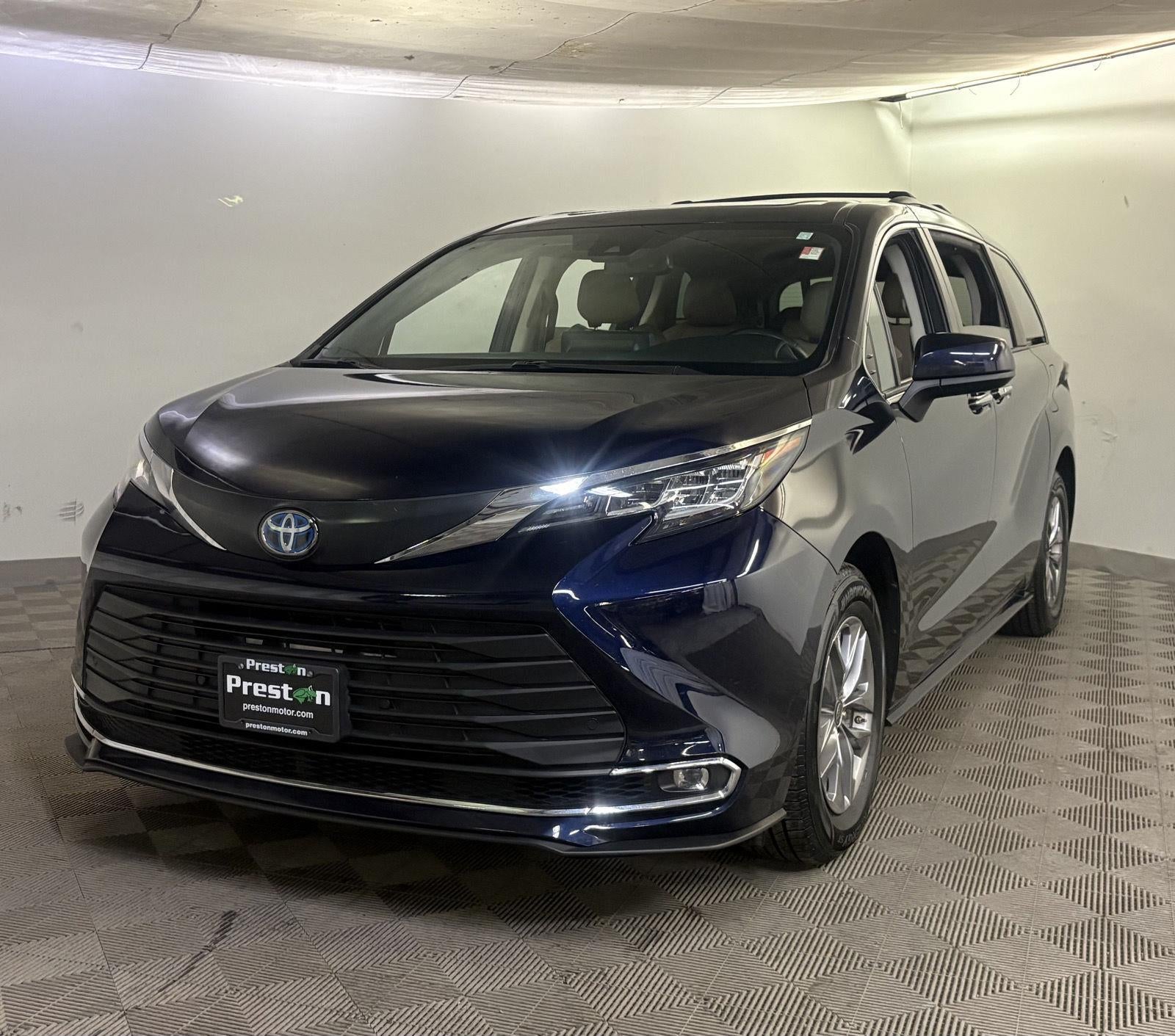2022 Toyota SIENNA XLE XLE 8-Passenger