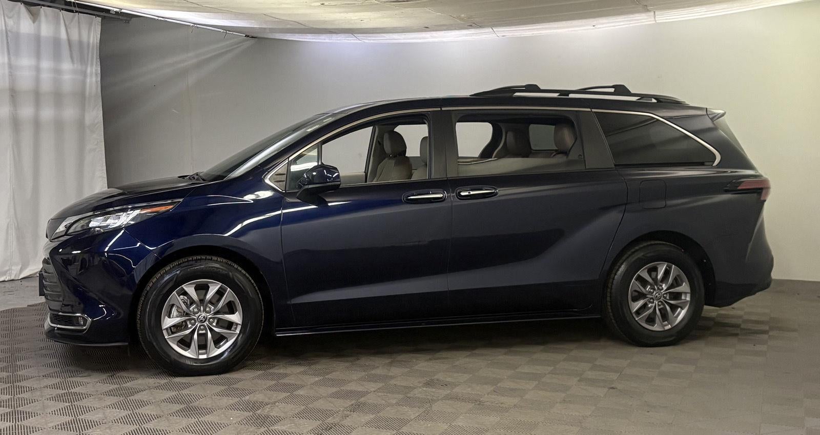 2022 Toyota SIENNA XLE XLE 8-Passenger