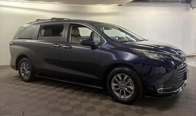 2022 Toyota SIENNA XLE XLE 8-Passenger