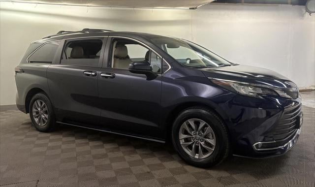 2022 Toyota SIENNA XLE XLE 8-Passenger