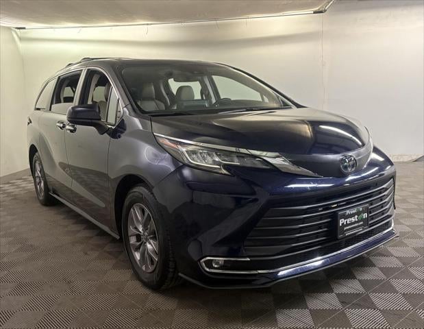 2022 Toyota SIENNA XLE XLE 8-Passenger