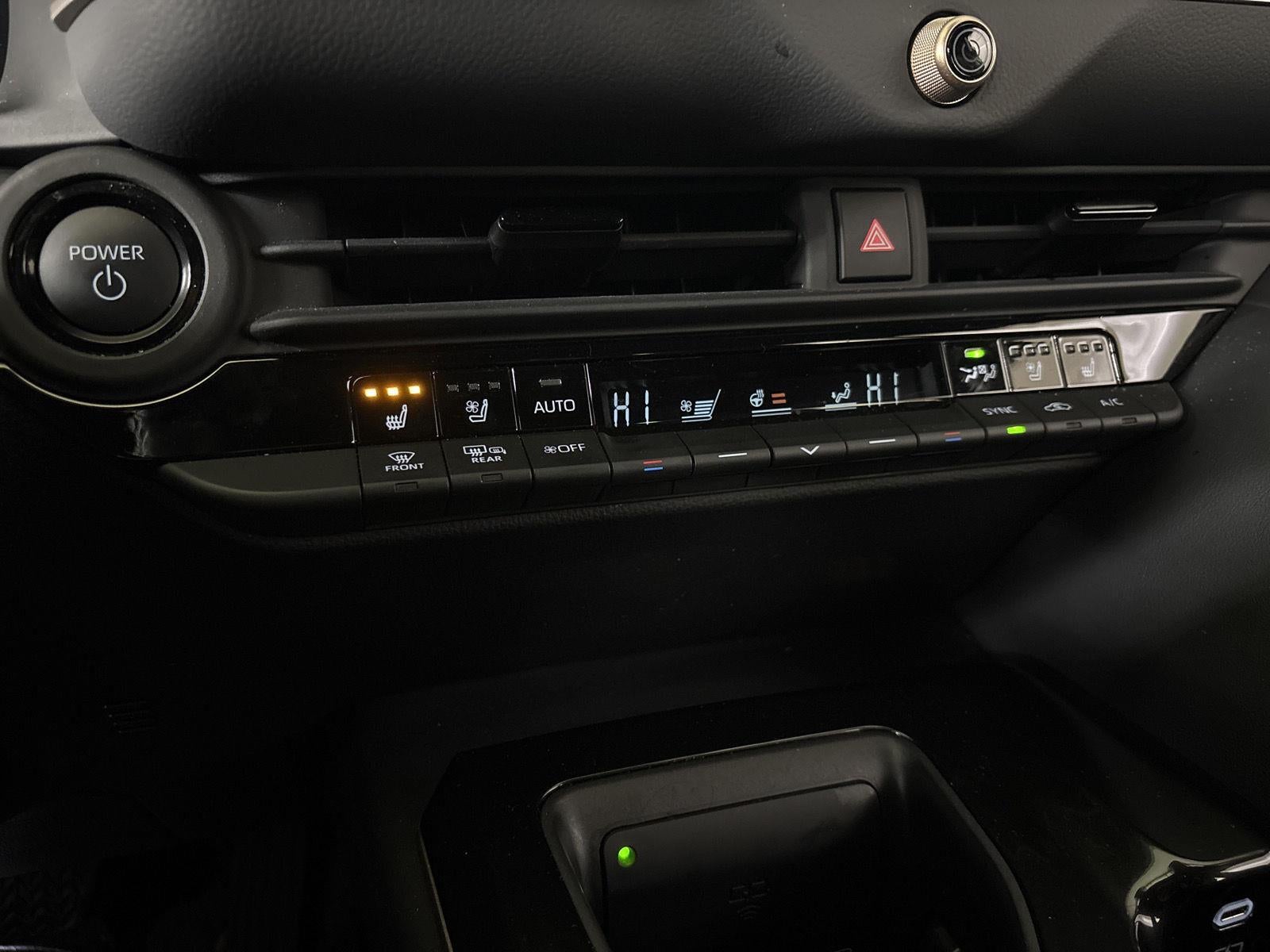 2025 Toyota CROWN SIGNIA XLE